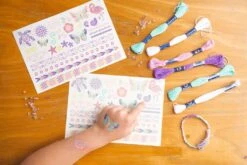 Ravensburger 18320 Tattoos & Friendsbands: Cool Summer - Freche Freundschaftsbänder Aus Bunten Garnen Und Tattoos, DIY Für Kinder Ab 8 Jahren -Ravensburger Geschäft 18320 4