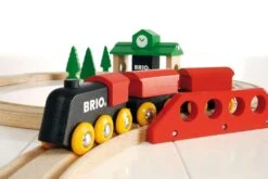 Ravensburger BRIO 33028 Bahn Acht Set Classic Line – Zwei Schienenkreise Mit Frachtzug, Holzbahnhof Und Holzbrücke – Geeignet Für Kinder Ab 2 Jahren -Ravensburger Geschäft 63302800 3