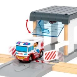 Ravensburger BRIO World 36025 Polizei Und Feuerwehr Set Deluxe - Großes Rettungskräfte-Set Mit Polizeistation, Feuerwehrzug, Löschhubschrauber Und Krankenwagen - Empfohlen Für Kinder Ab 3 Jahren -Ravensburger Geschäft 63602500 3